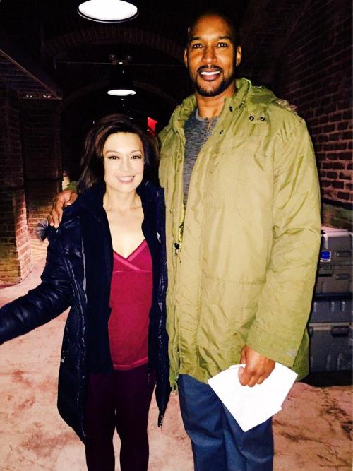 fuckyeahmarveltvcast:Ming Na and Henry Simmons on set