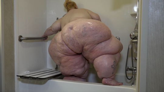 corpulentcoppelia:allaroundman:Soon to resort to a hosing down in the garden whilst
