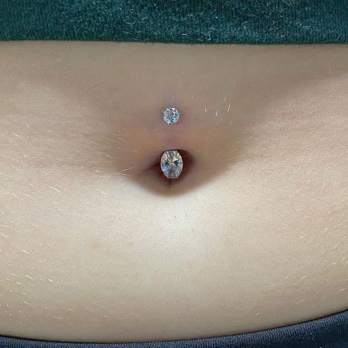 Navel piercing with @industrialstrength jewellery. This is a great time of year to get your navel an