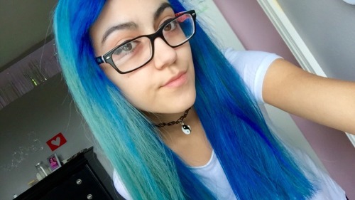 clairvoyantry:  I have mermaid hair now 💙