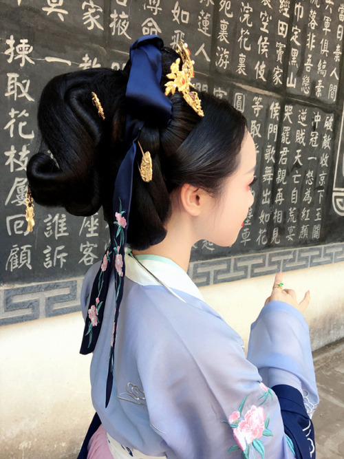 Traditional Chinese hanfu by 朝露之城