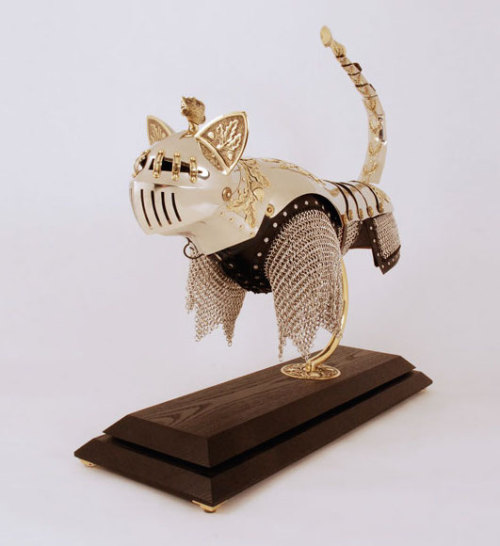 treasures-and-beauty:mayahan:Artist, Jeff de Boer, Creates Cat And Mice Armor Based On Different His