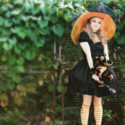 the-gloomth:Spring witch? Model @poppymaay
