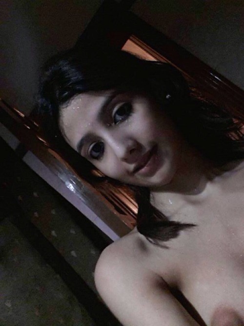 hdcwhatsapp:  Beautiful Pakistani Teen Girl’s Naked Selfies