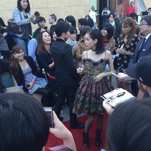 Director Higuchi Shinji, Miura Haruma (Eren), and Mizuhara Kiko (Mikasa) at the world premiere of Shingeki no Kyojin Live Action (Part 1) at the Egyptian Theater in Los Angeles!Happening right now! More images of the atmosphere here.
