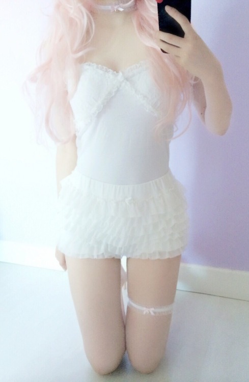 dollyfrills:  Choker & garter by littlepinkkittenshop~ ♡   Wow that is very cute lingerie