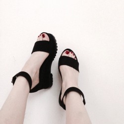 royeah:  coffee–queen:  coffee–queen:  ASOS flatform sandals, size 8. Lbvintage.storenvy.com