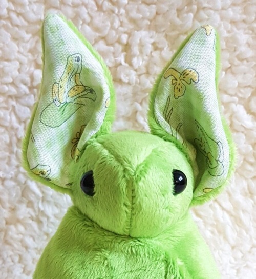 sosuperawesome:Frog, Bee and Spring Plush BatsSummerslushie Studios on Etsy