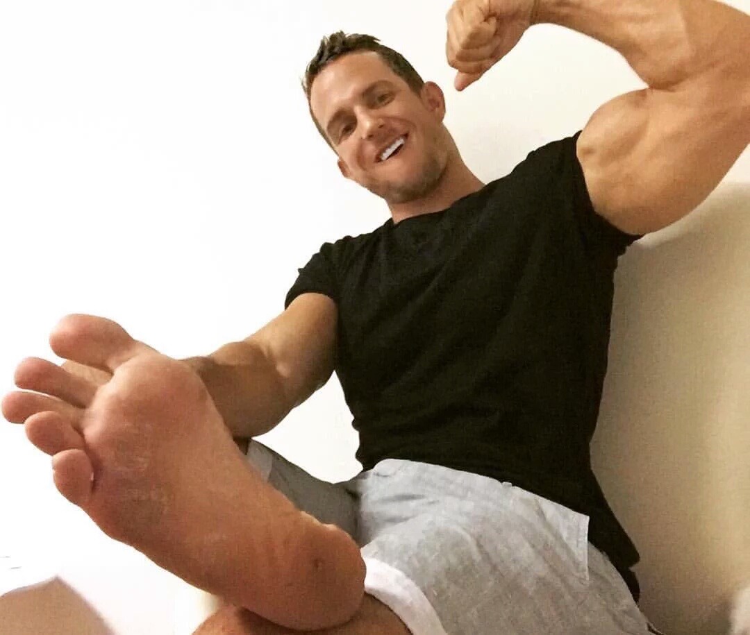 malefeethungerbygays:  If you like what you see, follow: http://malefeethungerbygays.tumblr.com/