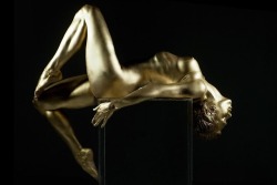 statuefied:Gold nude female body paint