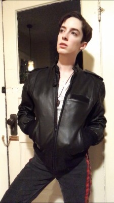 glumshoe:  I found a vintage real leather motorcycle jacket for ű and it fits me perfectly. I can’t wait until it’s cold enough to actually wear it.  Daaayyyyummm