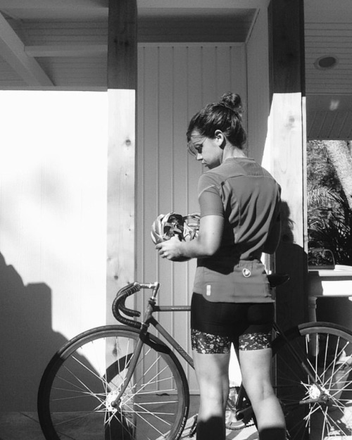 fixiegirls:@jengine91 #fixiegirl #fixedgear #piñonfijo