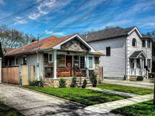 Houses in #New_Dorp, #Staten_Island. www.instagram.com/p/CeKmINNspye/?igshid=NGJjMDIxMWI=