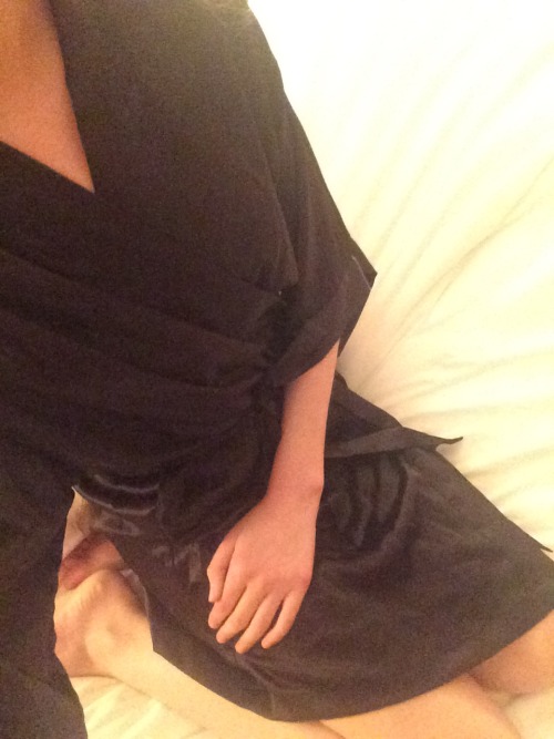 foxykinkyprincess:  Lying around at night, wanting to be touched.