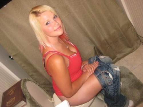 lonelygalkristie:Pissing pants and ladies urinating videos