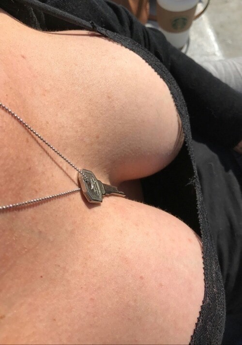 cuckolddevtion1: She’s always thinking of you 🎀🔑🍆🔒and how she controls you 💗 Elle pense toujours à toi et à la façon dont elle te contrôle