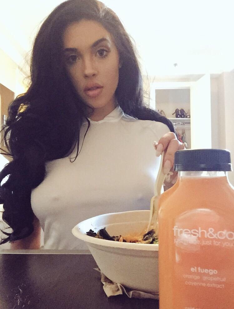 masterbeattheatre:  http://masterbeattheatre.tumblr.com  When food taste better naked