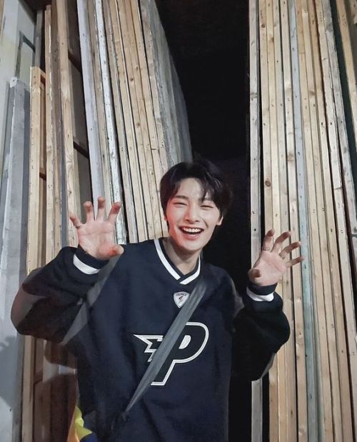 Pairing : Dad!Yang Jeongin X F!Reader TW : Children ; Mention Of Pregnancy ; Slightly Suggestive ; Mainly