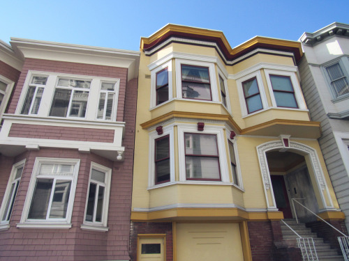 rosegogh: yellow house featuring a very blue sky in SF :)