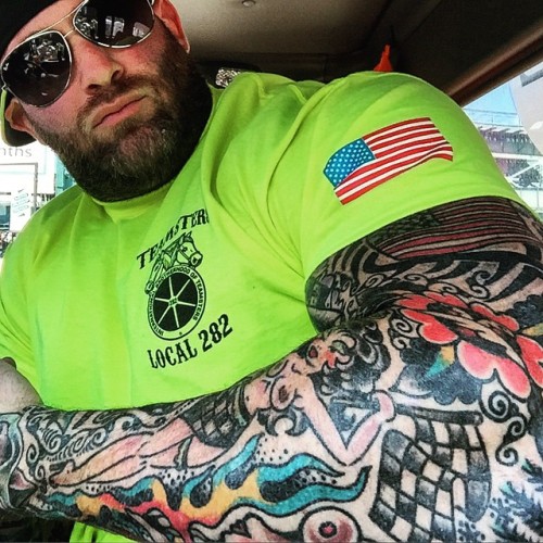 uncledzl:#StuckInMyTruck #IsItOverYet #GodBlessAmerica #Teamsters282 #FlexFriday #ConcreteJungle #np