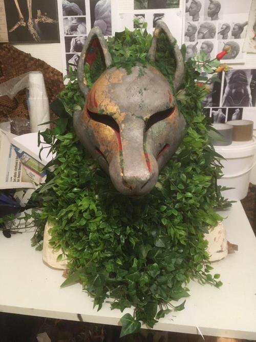 faolrougelune:Shida !Personnal suit. Polyurethane resin mask, acrylique paint, gold leaf, fake fur, artificial plants. Fleece glove (with artificial plants too)Curtain ropes and bronze bells.Pictures by @gayshi 