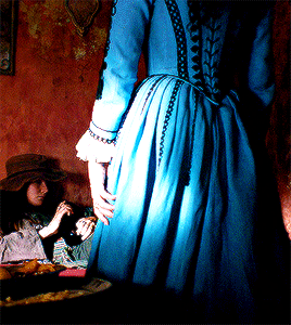 aryainwinterfell:Max’s Wardrobe: 2.02 Blue Gown With Black Details