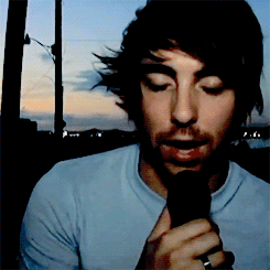oikcwa:  “Never underestimate a girl’s love for her idol.That idol may have saved