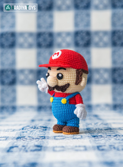 pixalry:  Super Mario Amigurumi - Created by Olka NovitskaPatterns available at the artist’s Etsy Shop.