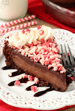 delicious-food-porn:Brownie Brittle Peppermint Chocolate Piegimme!