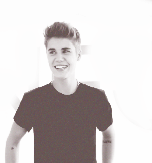 thoughtfoyou:  please never stop smiling, you’re smile gives me strenght 