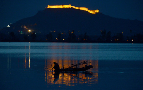 fotojournalismus:A Kashmiri man fishes on Dal Lake in Srinagar on April 10, 2013. (Tauseef Mustafa/A