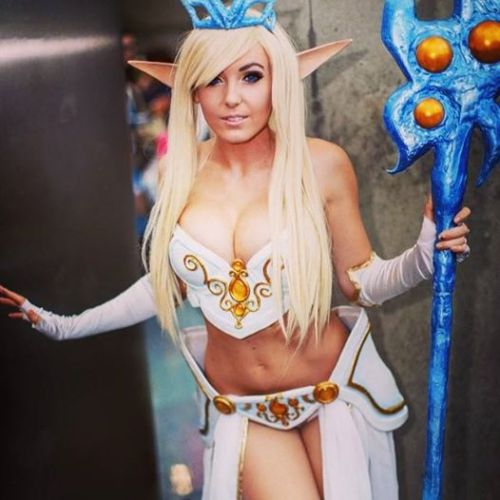 league-of-legends-sexy-girls:  Janna Cosplay