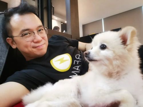 Posing with her. @pongpom_08 #pompom #pomeranian #puppy #littlecute (at AMPQuartz Kitchen &amp; 