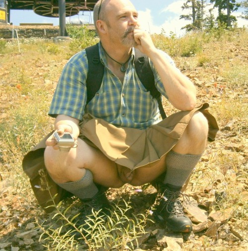 geobuddispics:  Squatting in a kilt