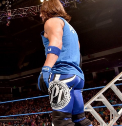 rwfan11:  Blue is a great color on him.