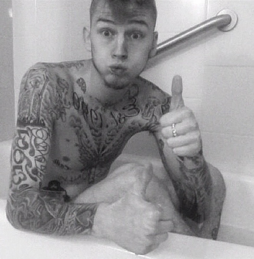 lovemachinegunkelly:  lovemachinegunkelly:  OH MY GAWD KELLS CAN I JOIN U ?! &lt;33