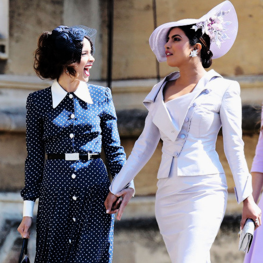 misskamala:  Priyanka Chopra and Abigail Spencer hold hands as they arrive at the