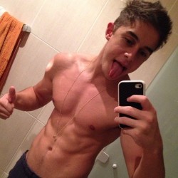 dudes-at-noon:  I like to Lick Stuff