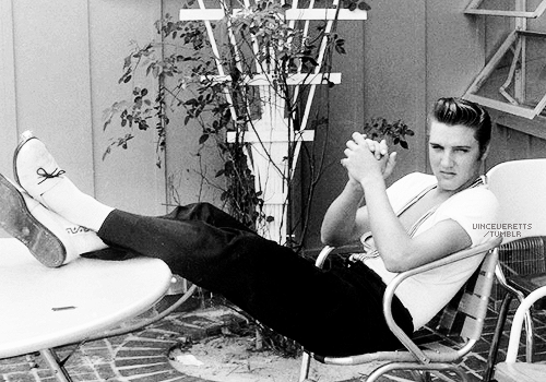 vinceveretts:  Elvis at his home in Audubon Drive, Memphis, 1956. 