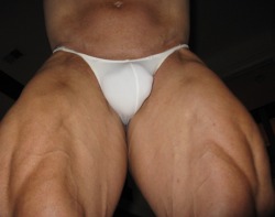 proudbulge:  muscle1976:28.5" thighs,