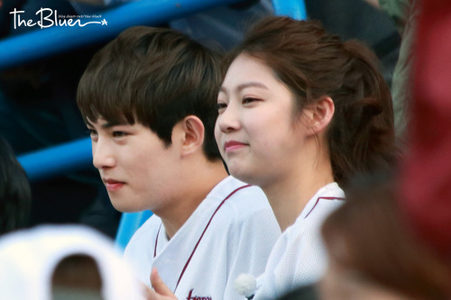 cnbluecl:    150521 Jonghyun eating fried chicken & Seungyeon (WGM) at ‘Nexen Heroes vs LG Twins’ Baseball Game Opening  cr: blog daum the-blue4CNBLUE.CL | twitter.com/CNBLUECL