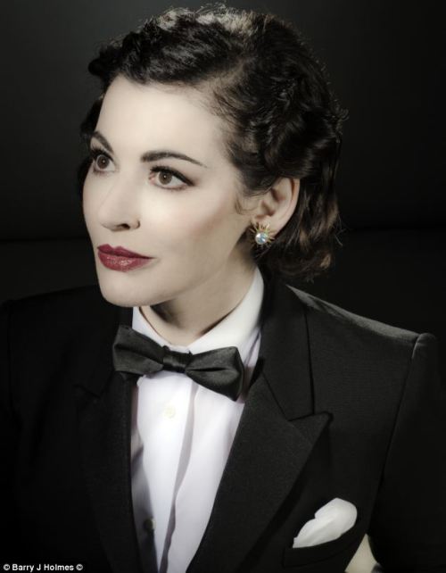 fywomeninsuits: Nigella Lawson in a tux