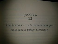 qerocaca:  dry—your—eyes:  stop—-crying:  dadumdidadumdi:  Make peace with your past so you don’t waste your present.  Lo intente pero es una rencorosa infantil