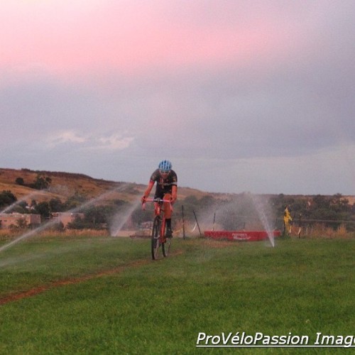 castellicycling: In Colorado they use sprinklers to trick you into thinking it’s fall. @qzoomair pho