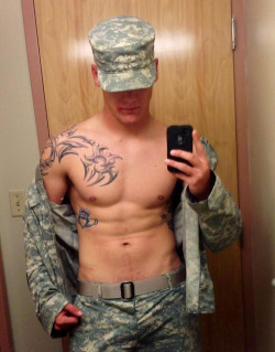 straightalphamen:  Hot military guy!!!!  