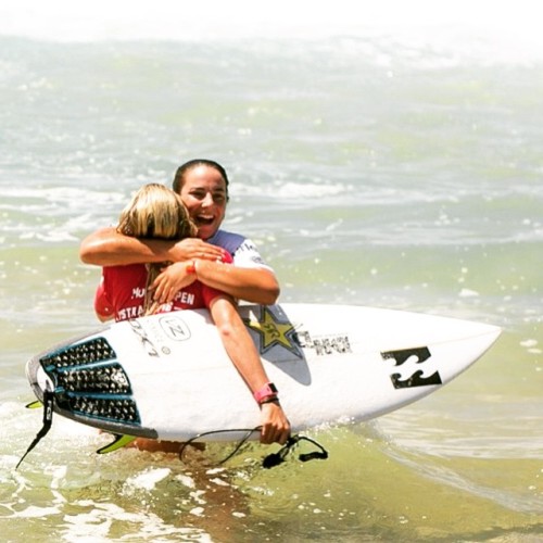 surfandbefree.tumblr.comTyler and Laura. Sportsmanship at its bestph. Magsymoo