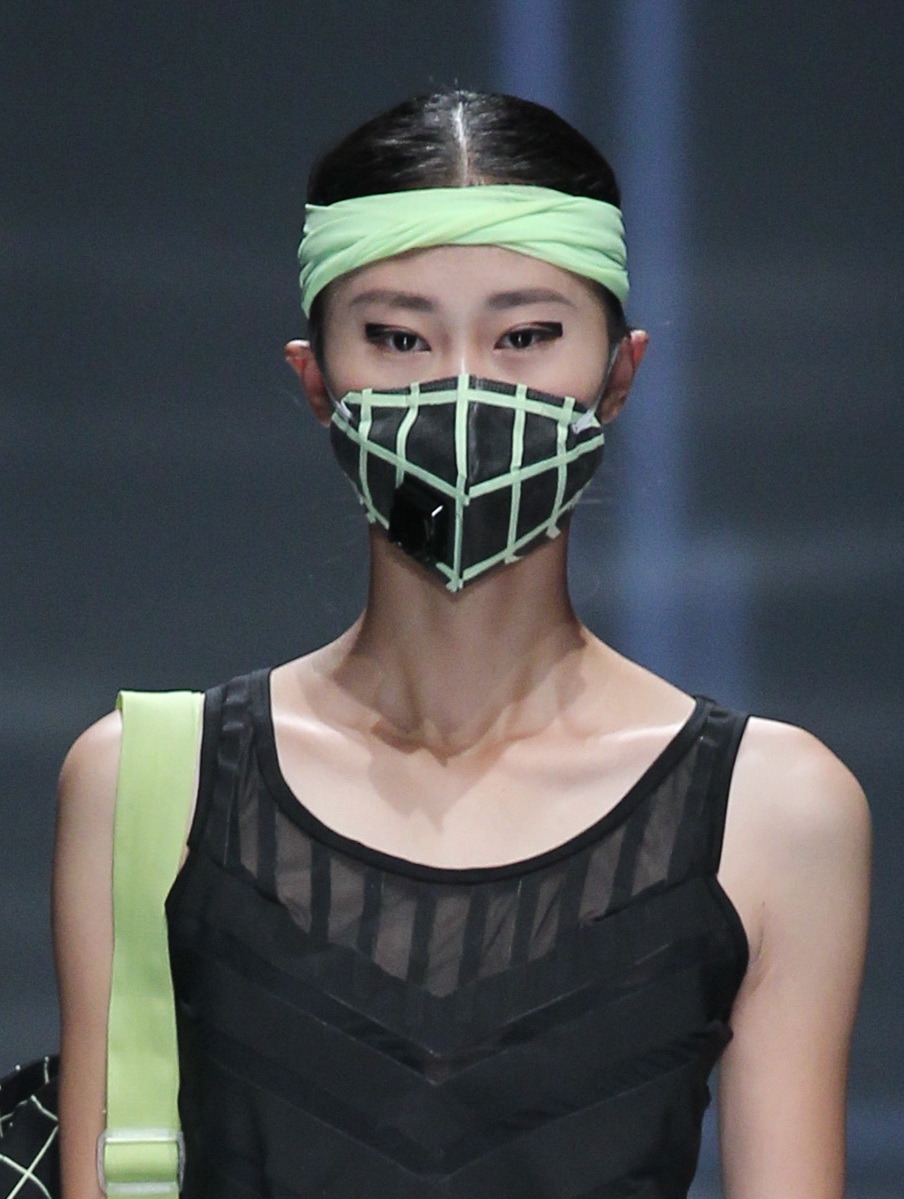 cvntfetish:  bodyfluids:  Smog masks at QIAODAN Yin Peng S/S 15 China Fashion Week 