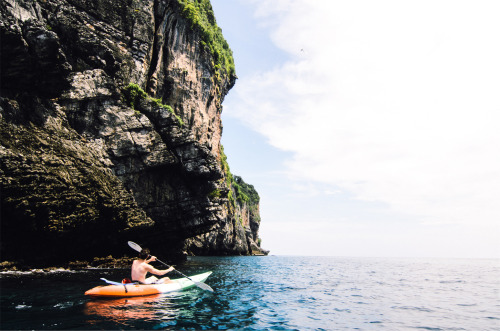 ne0nicecream:  Kayaking Phi Phi - IGoing left from Loh Dalum Bay - Ko Phi Phi Don, Thailand