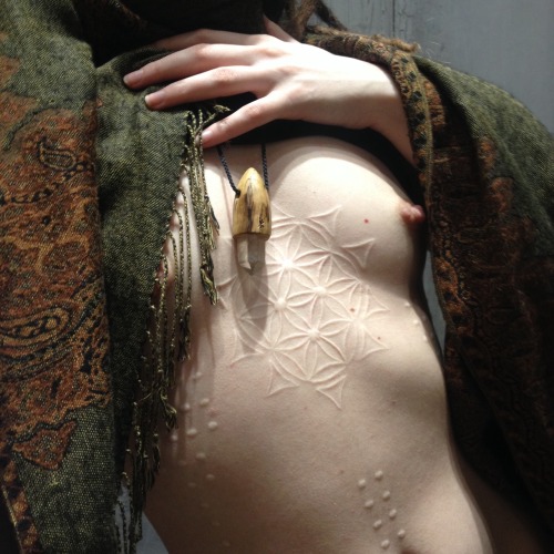 kev-n:singingtotheplants: Collection of photos of my healed scarification without any edit or filter