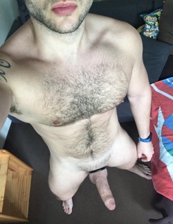 guadalajarabareback: machosvergudos:     Que pito tan rico tiene 😍, quiero que me la meta apelo 